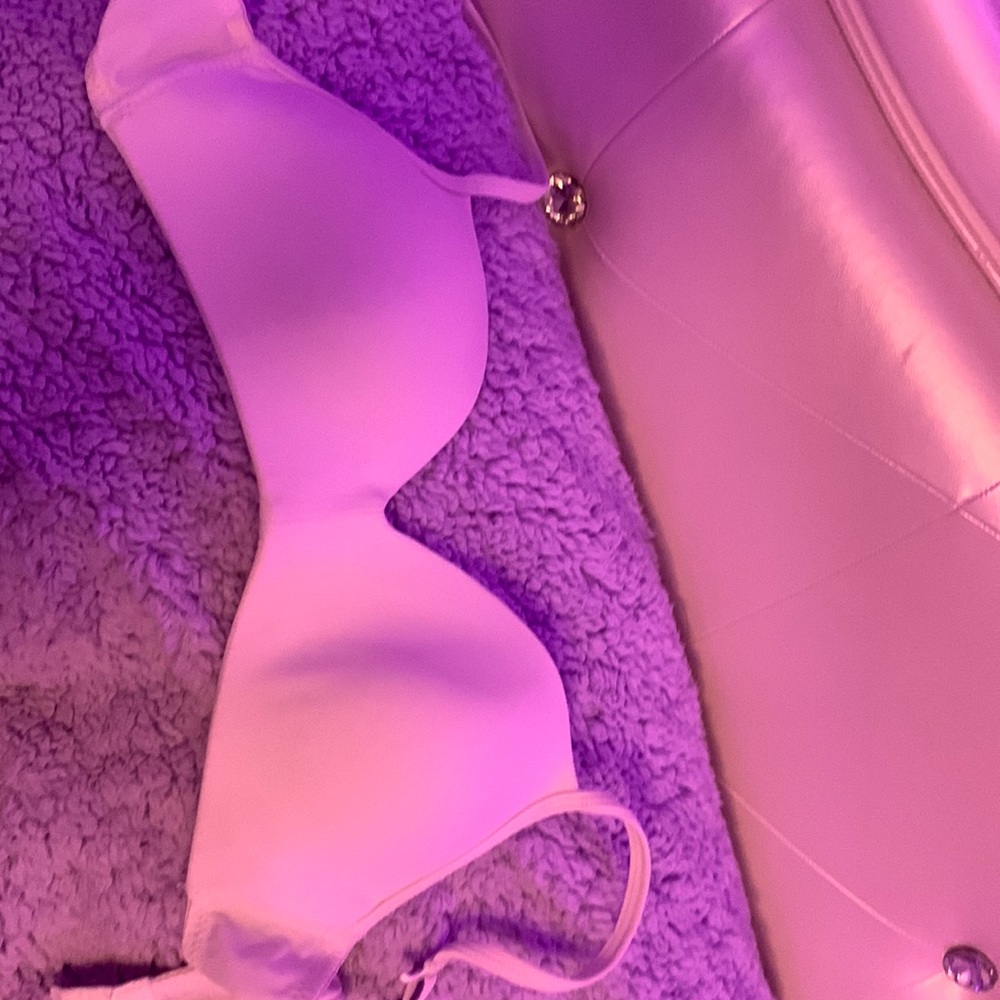 white bra has very thin padding
